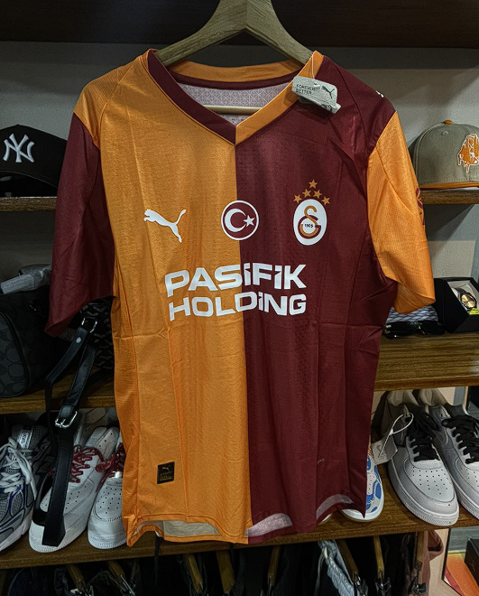 Jersey Galatasaray "Sang et Or" – Look Sport-Chic by Puma