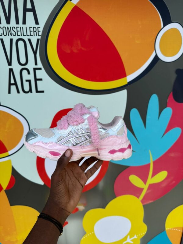 ASICS GEL-NYC – Coloris Pastel Pink & Silver avec Lacets Moumoute