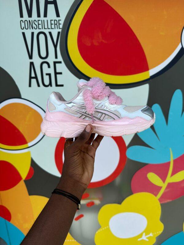 ASICS GEL-NYC – Coloris Pastel Pink & Silver avec Lacets Moumoute