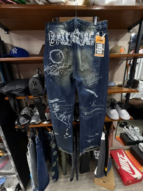 Jean Denim Graffiti Style "BB" – Coupe Droite et Délavage Vintage