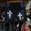 Short en Jean Noir Délavé Gothique & Streetwear – Patchs Croix Multi-colores