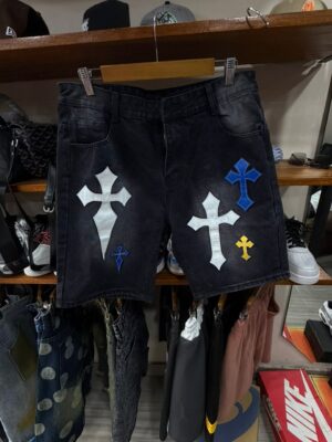 Short en Jean Noir Délavé Gothique & Streetwear – Patchs Croix Multi-colores