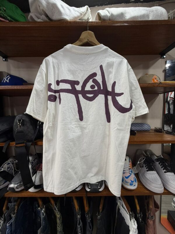 T-shirt Stüssy Basic Logo – White & Burgundy (Dorsal)