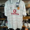 Maillot Rétro Manchester United Extérieur – Édition Vintage Vodafone (Blanc & Fines Rayures)