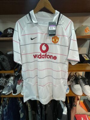 Maillot Rétro Manchester United Extérieur – Édition Vintage Vodafone (Blanc & Fines Rayures)